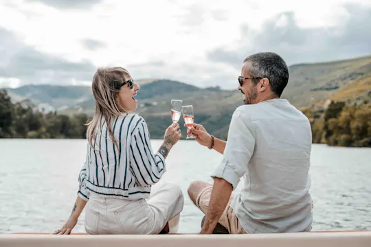 Cruzeiro privado de 1 hora em barco solar no rio Douro com prova de vinhos