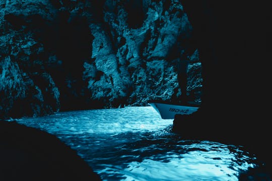 Excursion en hors-bord vers la Grotte Bleue et Vis, avec les îles Pakleni et Hvar