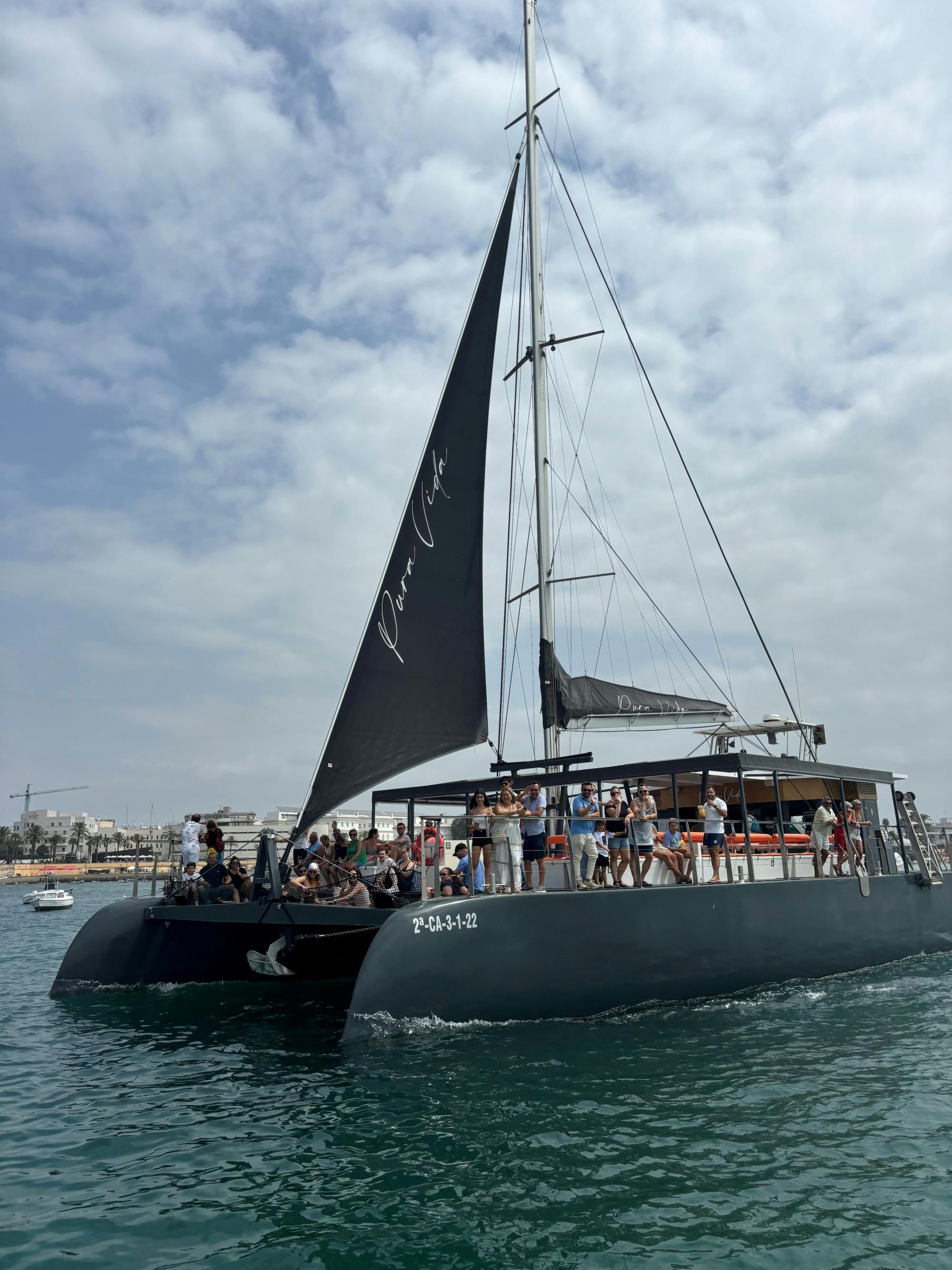 Cádiz nautical tour with fish market visit and catamaran sail