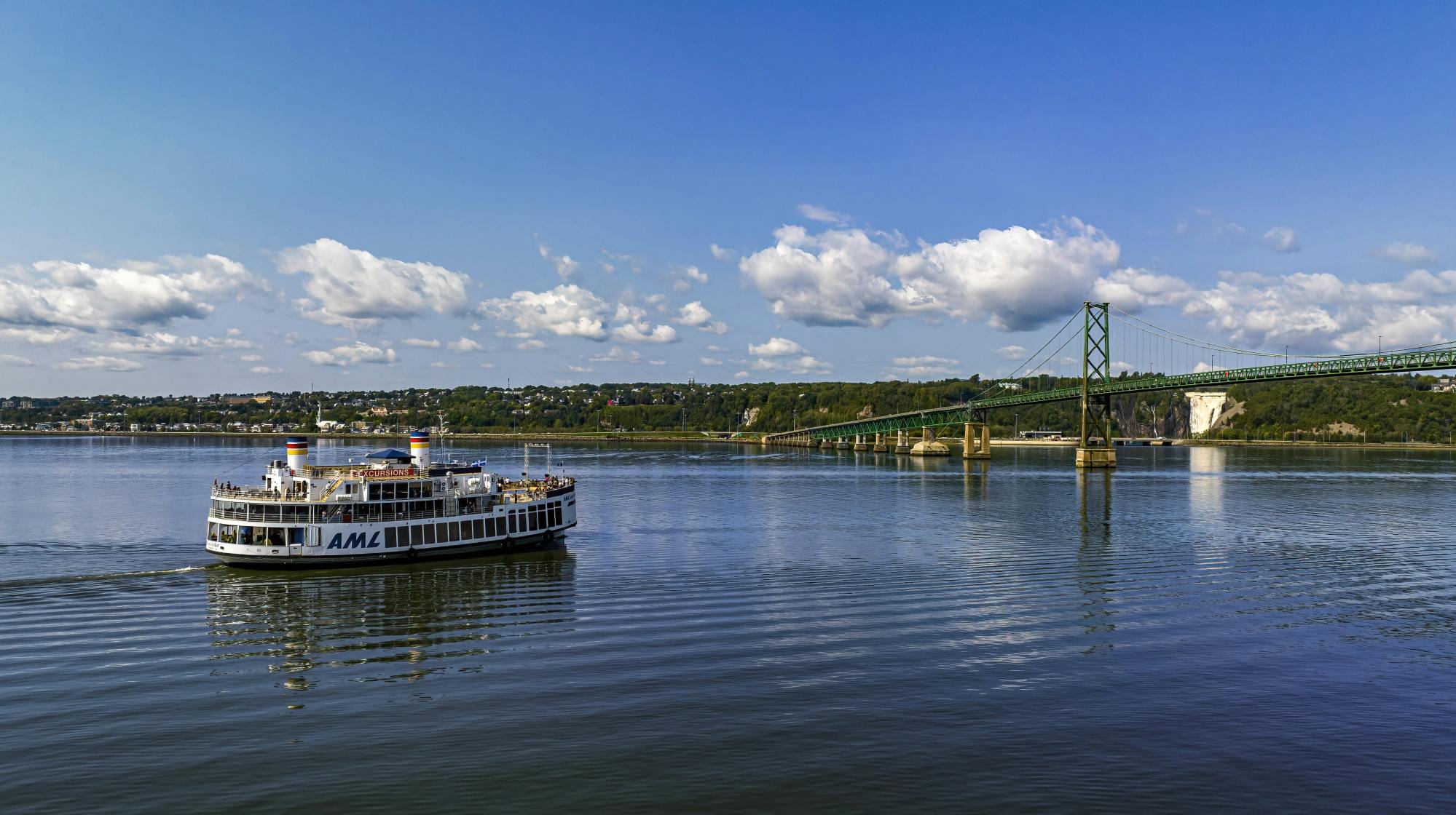 Guided river cruise tour in Quebec with lunch