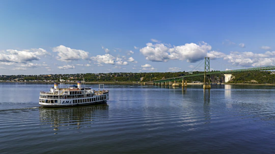 Guided river cruise tour in Quebec with lunch