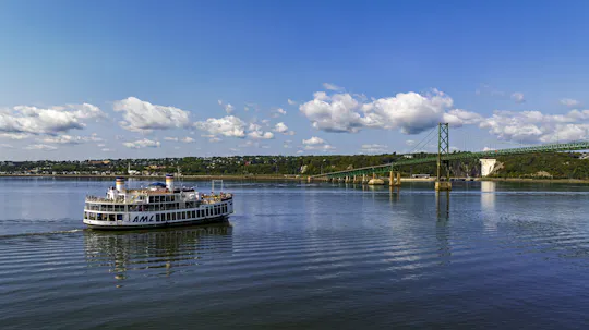 Guided river cruise tour in Quebec with lunch