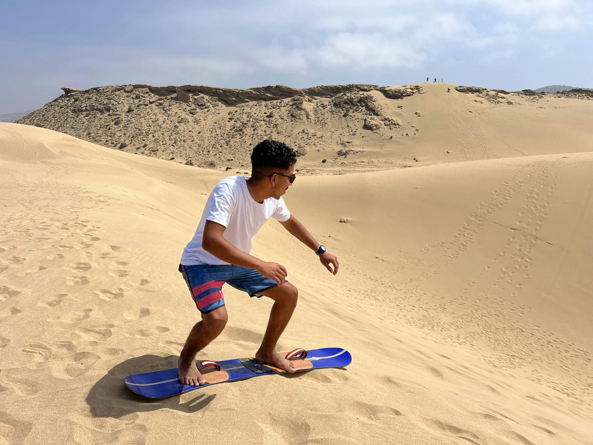 Paseo en camello de medio día y experiencia de sandboarding