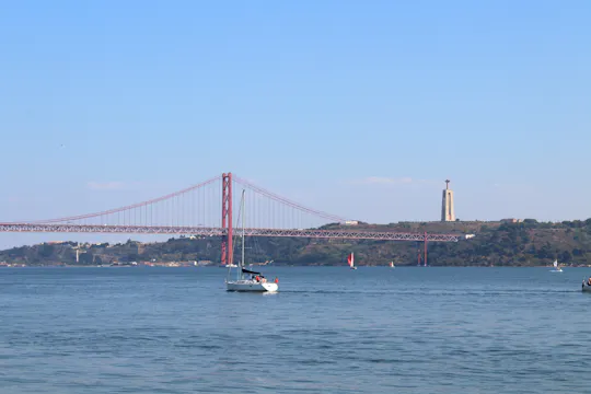 Passeio matinal de iate privado em Lisboa