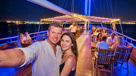 Cena in crociera a Sharm El Sheikh a bordo di uno yacht di lusso