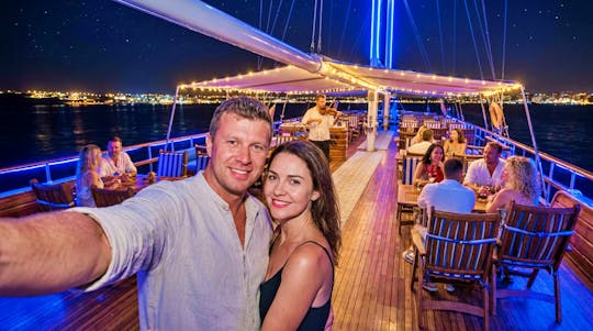 Cena in crociera a Sharm El Sheikh a bordo di uno yacht di lusso