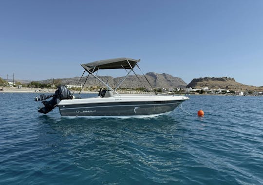 Alquiler de barcos sin patrón en la costa de Rodas; no se necesita licencia