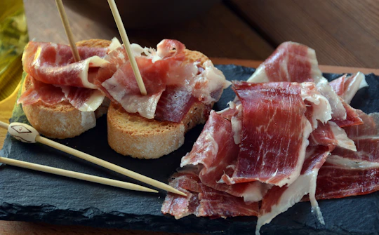 Morning food tour with visit to the Girona local market
