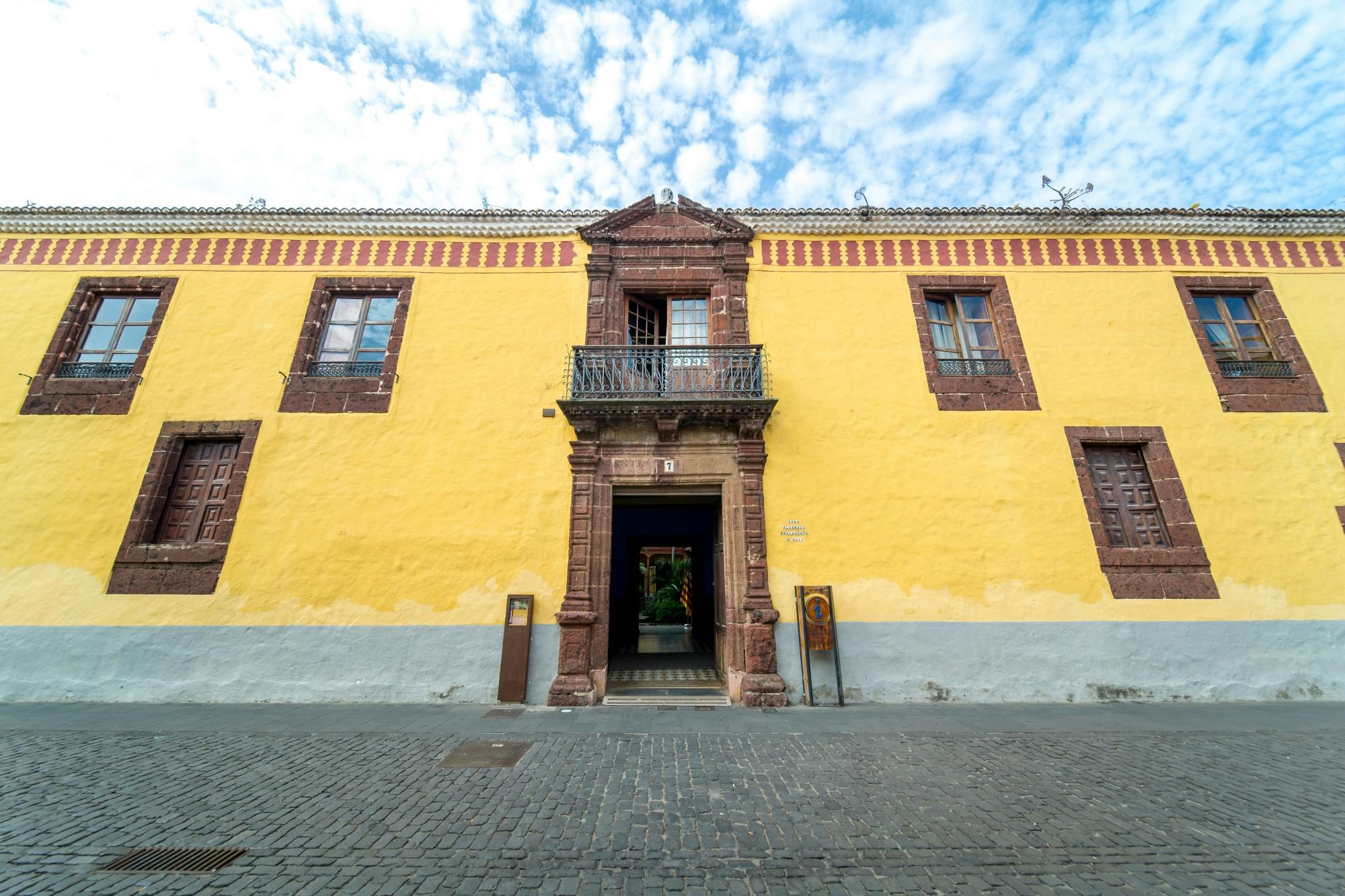 Full-day guided tour of La Laguna with lunch and wine-tasting