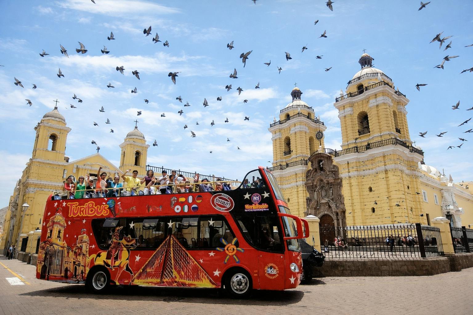 360°-Panorama-Bustour durch Lima mit den Katakomben von San Francisco
