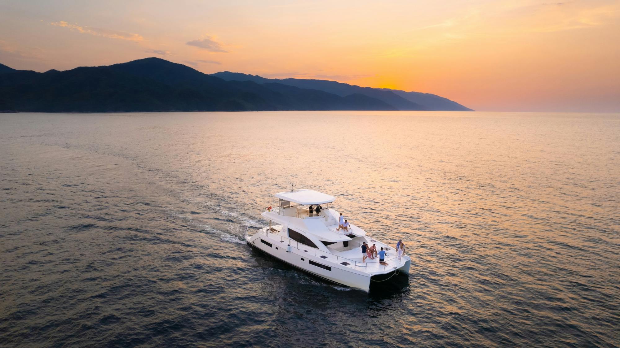 Expérience gastronomique sur un yacht au coucher du soleil