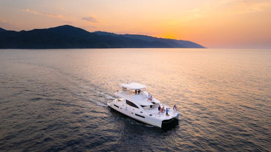 Expérience gastronomique sur un yacht au coucher du soleil