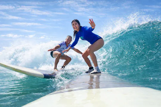 Lekcja surfowania w Limie dla początkujących i średnio zaawansowanych surferów