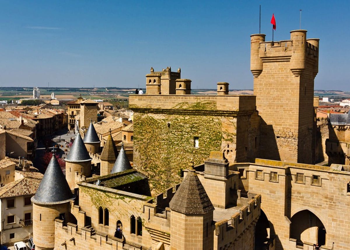 Het koninklijk paleis van Olite en het klooster van Ujue vanaf Pamplona