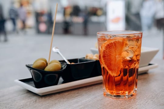 Visita guiada noturna a Milão com aperitivo, passeio de elétrico e sobremesa