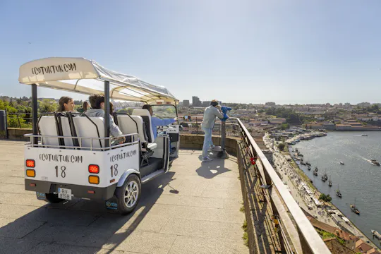 Passeio pelos pontos turísticos do Porto num eco-tuk-tuk privado