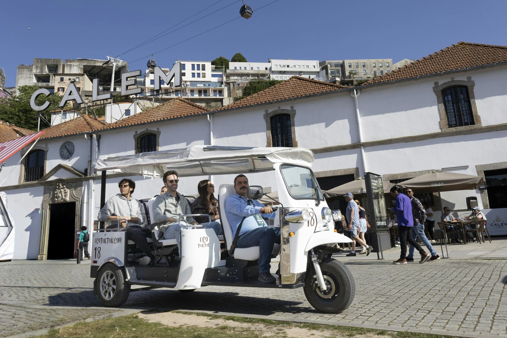 Gourmet- und Weintour durch Porto im privaten Öko-Tuk-Tuk