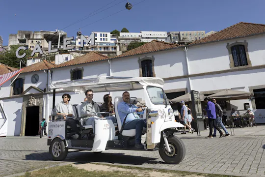 Passeio gastronómico e enológico pelo Porto num eco-tuk-tuk privado