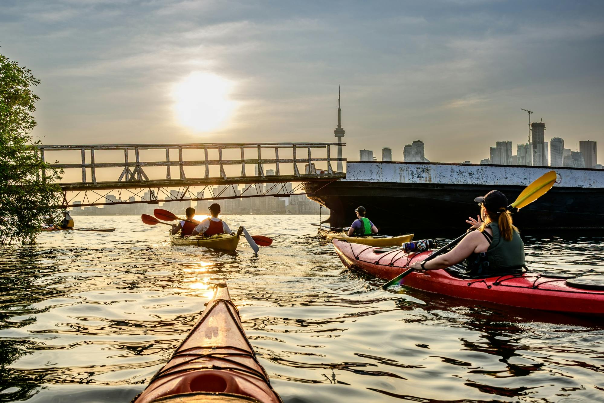 Rower wodny i spływ kajakowy w ciemności w Downtown OWA