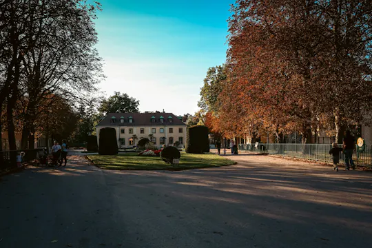 Schönbrunn Zoo access with Vienna audio guide and eSIM