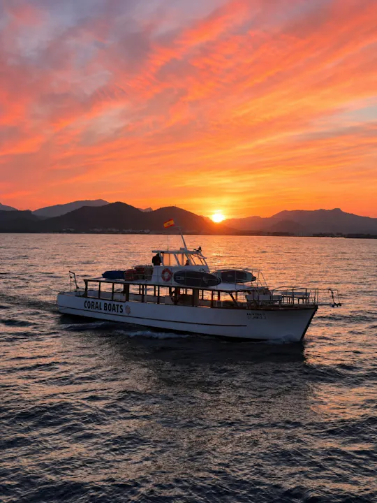 Gita in barca al tramonto nella baia di Alcudia con tapas e snorkeling