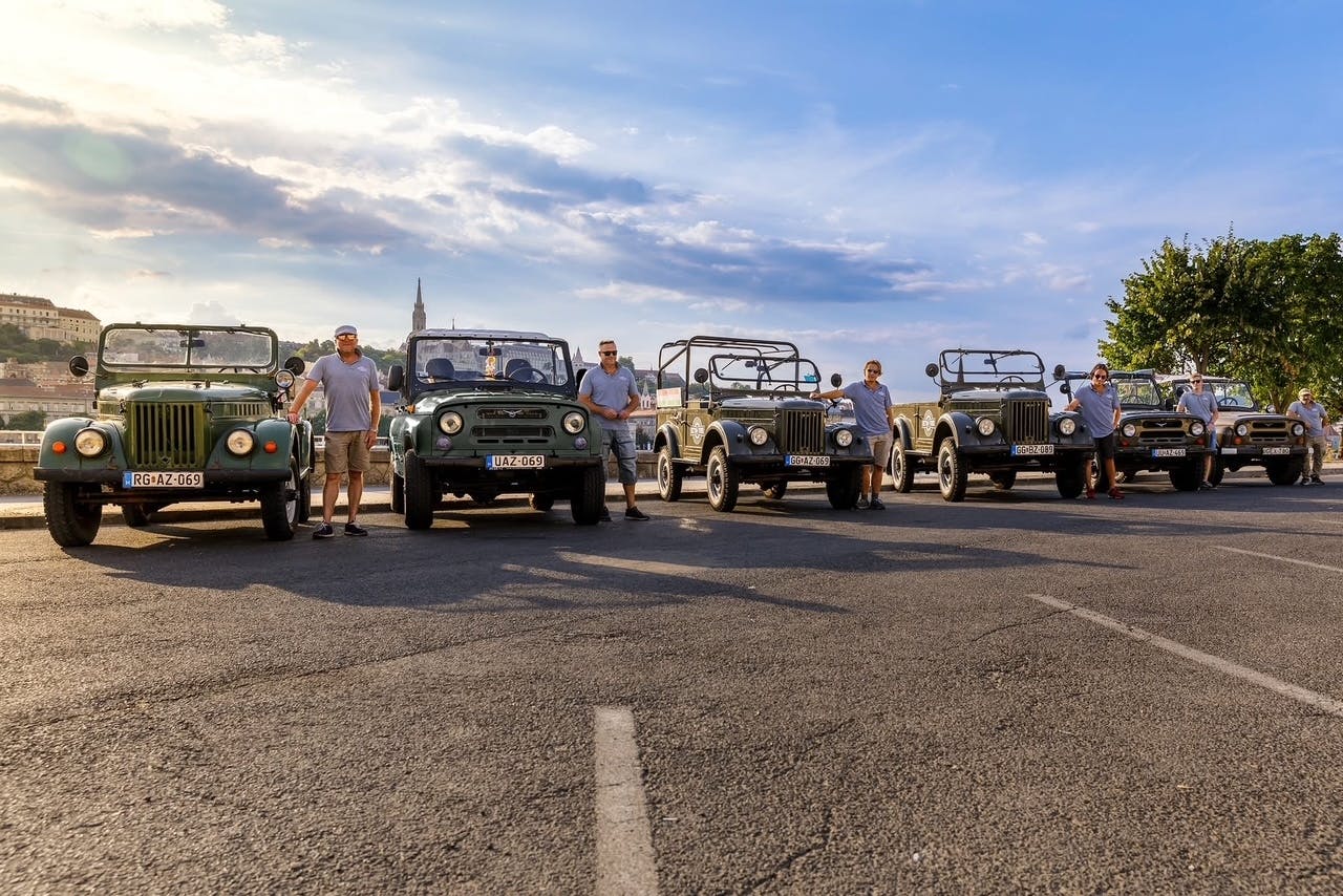 Private Budapest-Tour im Retro-Militär-Geländewagen mit Getränken