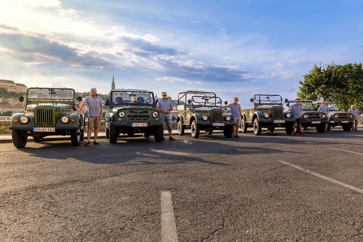 Privétour door Boedapest in een retro militaire 4x4 met drankjes