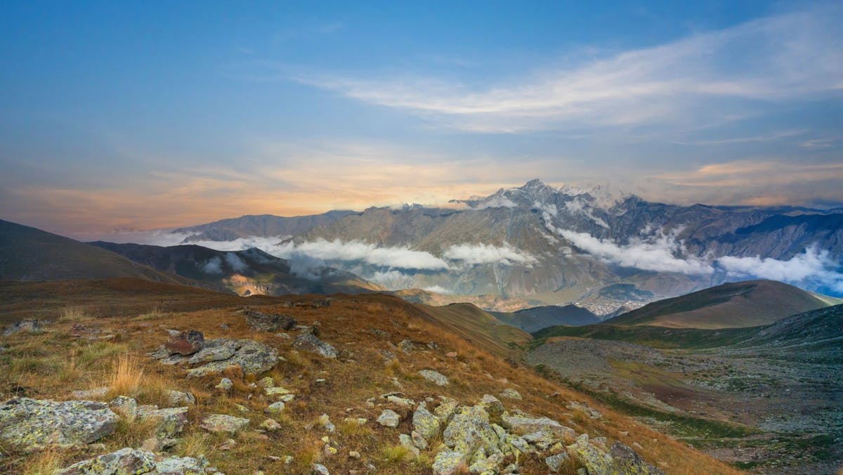 Dagtocht van het Kazbegi-gebergte naar het fort van Ananuri en het skigebied Gudauri