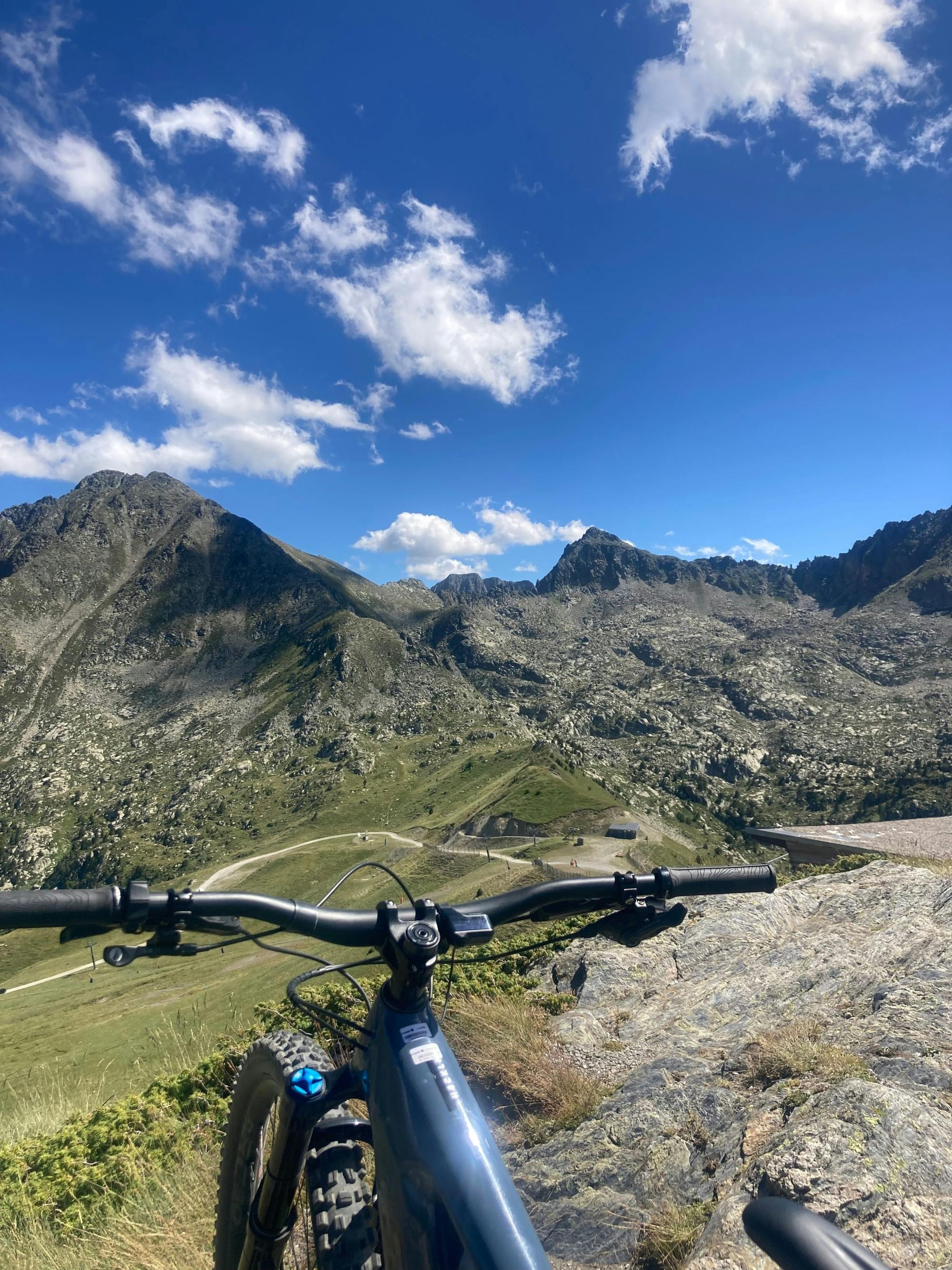 Ruta guiada en bicicleta eléctrica por Grau Roig los domingos