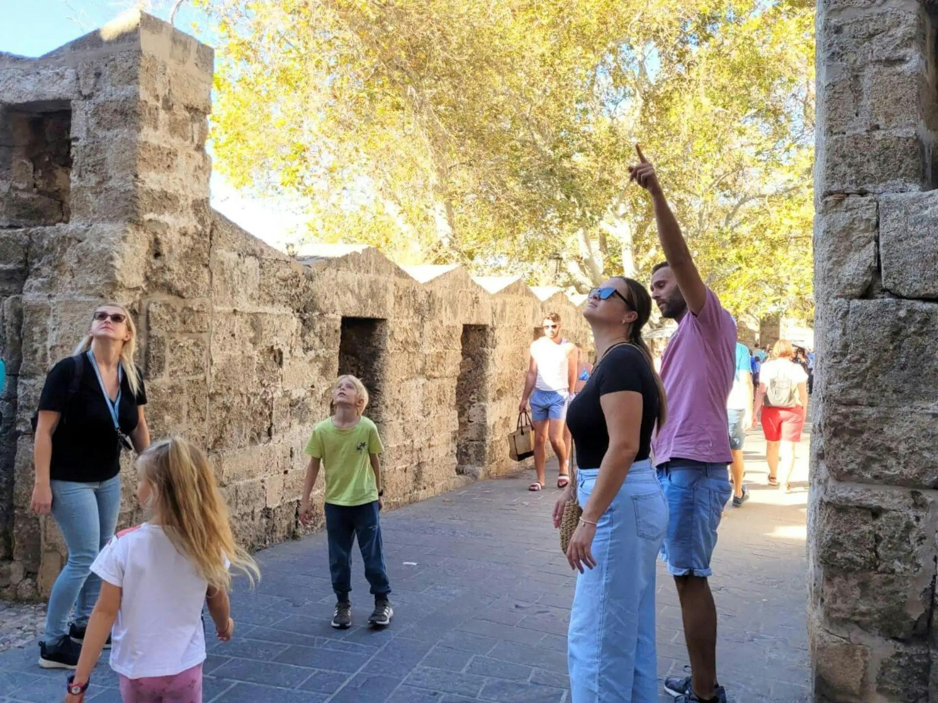 Schattenjacht door de middeleeuwse stad van Rhodos met een eetpauze