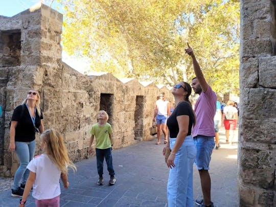 Búsqueda del tesoro por la ciudad medieval de Rodas con parada para comer