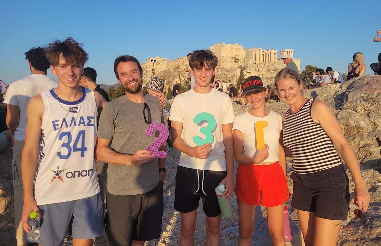 Family mythology treasure hunt in Athens with local snacks