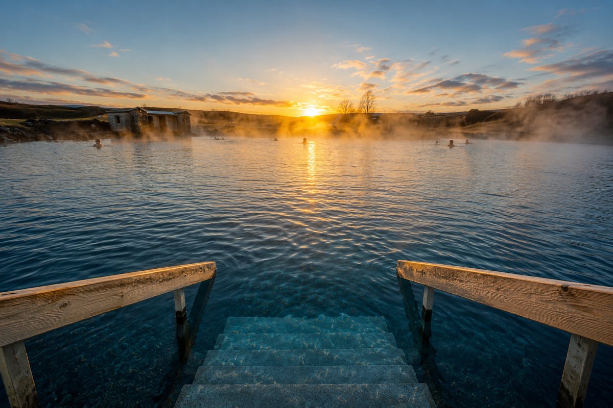 Toegang tot de Secret Lagoon-warmwaterbronnen met audiotour in Reykjavik en een eSIM van 1 GB