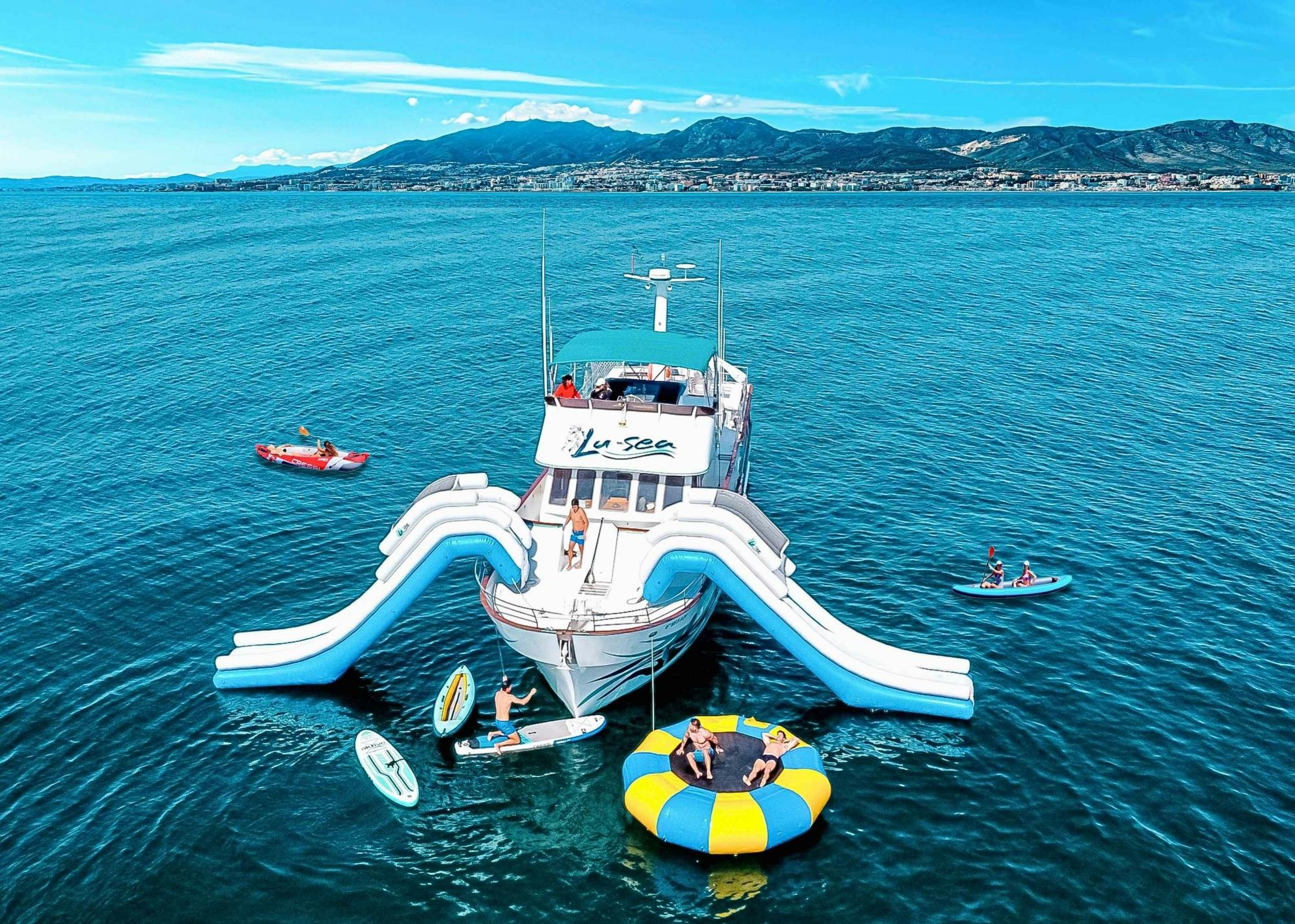 Excursion en bateau à Benalmádena avec toboggan géant, plongée avec tuba et activités nautiques