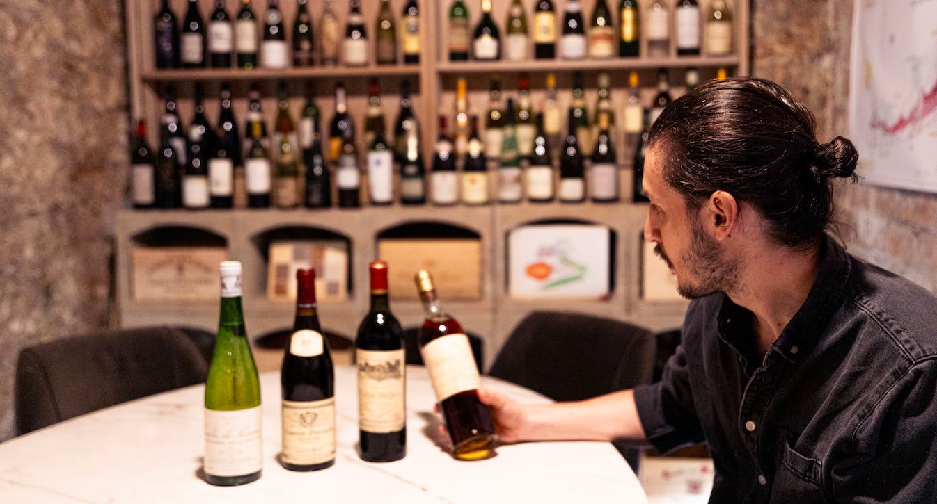 Vintage wine tasting with an oenology expert in Paris