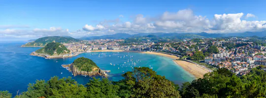 Visita guiada a pie por San Sebastián con entradas para el acuario