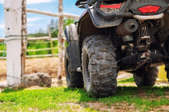 Excursão de um dia com passeio de moto de neve ou quadriciclo e visita a piscinas termais a partir de Cracóvia