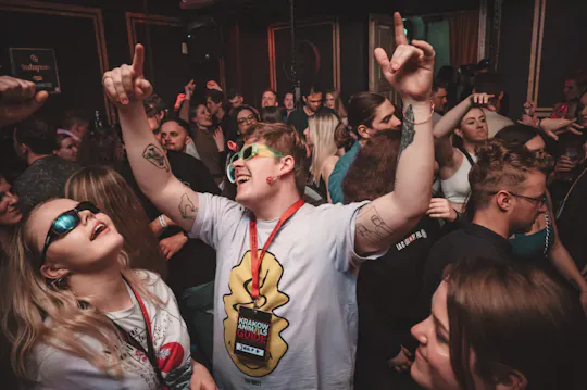 Experiência de volta pelos bares de Cracóvia com bar aberto e entrada VIP em discotecas