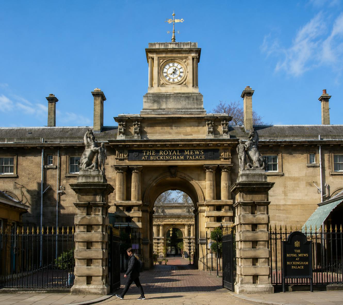 The Royal Mews at Buckingham Palace ticket, city audio guide and eSIM