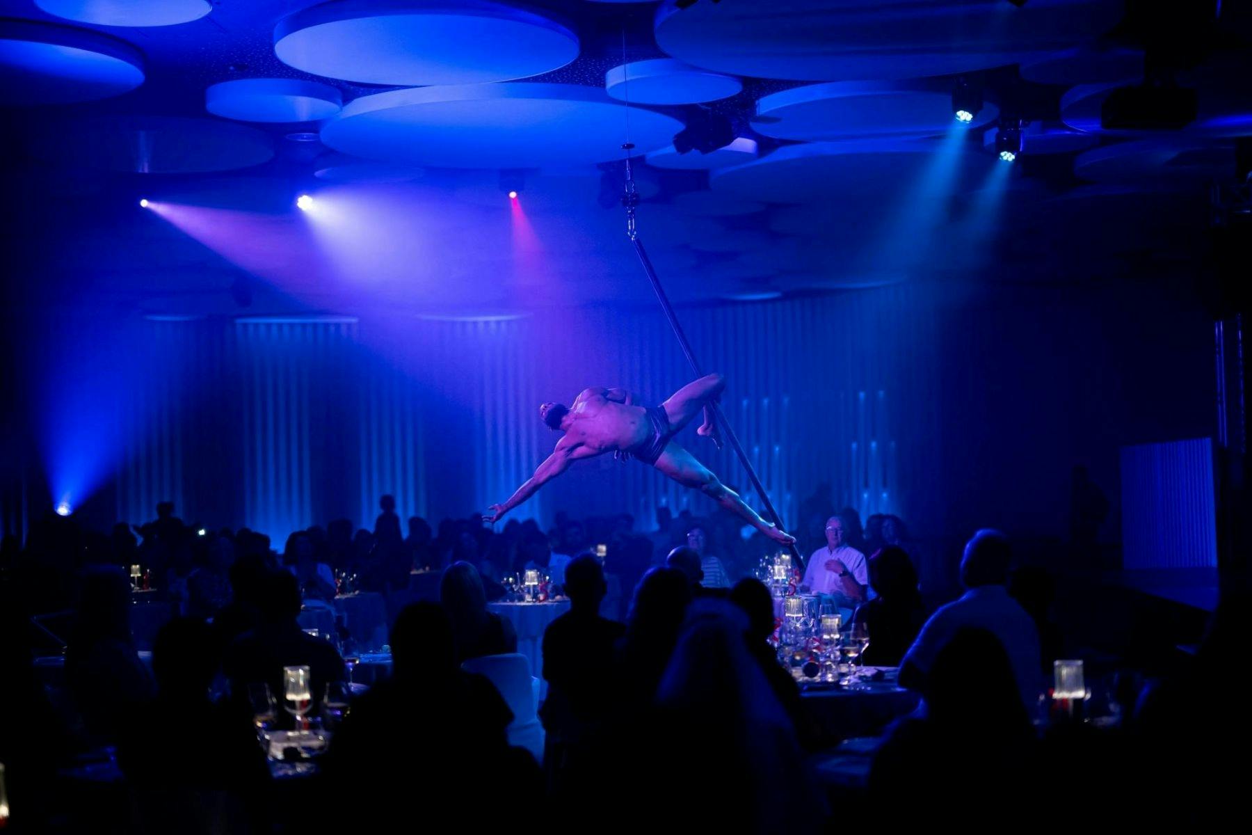 Scandal Dinner Show, un viaggio sensoriale tra arte, musica e gastronomia