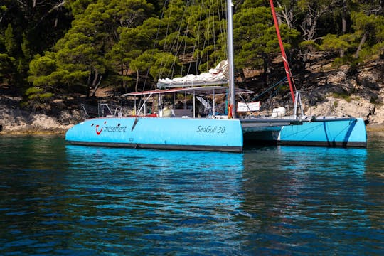 Crucero en catamarán por la costa este de Corfú con bebidas, aperitivos y traslados opcionales
