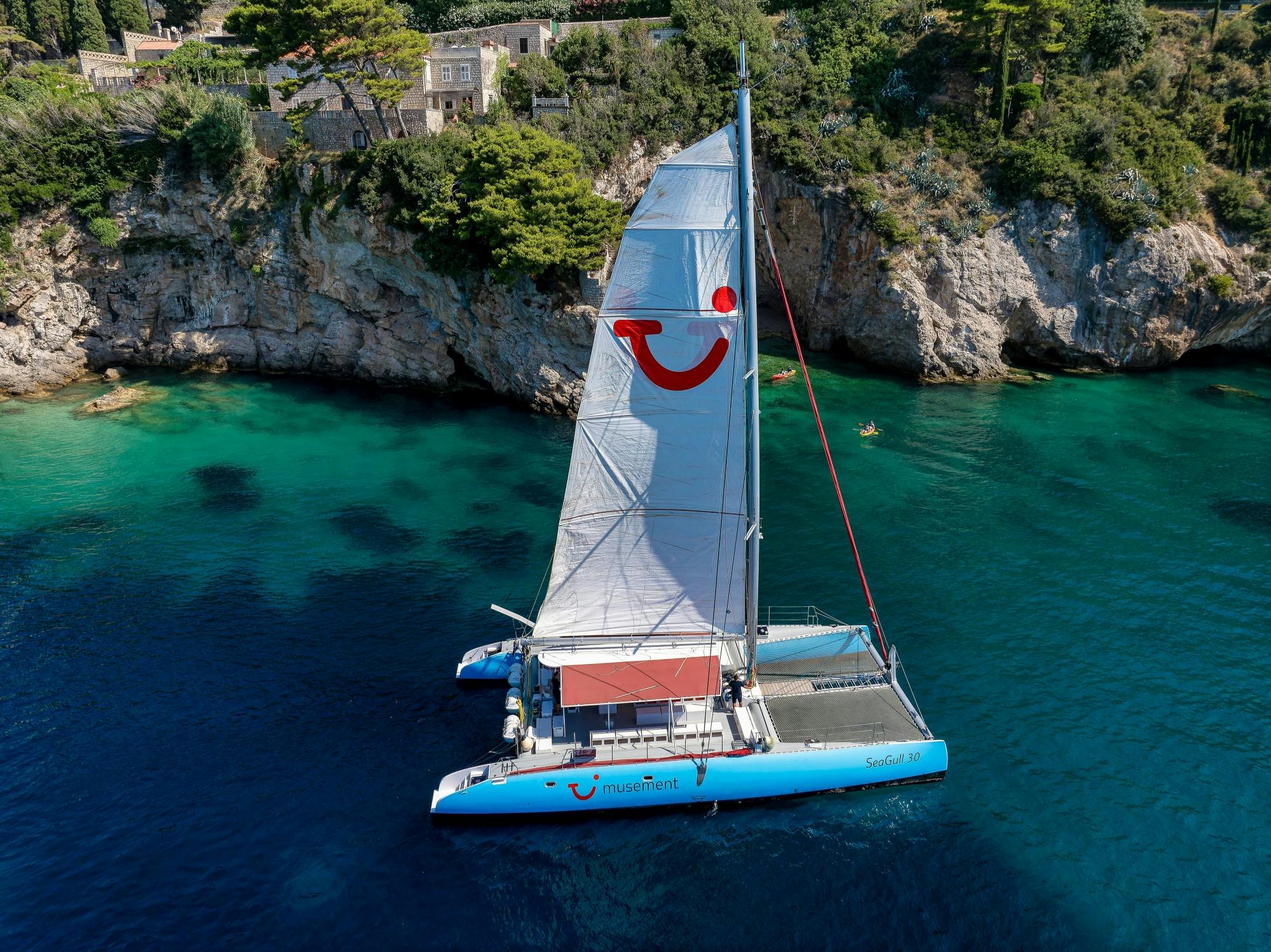 Crucero en catamarán al atardecer por Corfú, solo para adultos, con bebidas, aperitivos y traslados opcionales