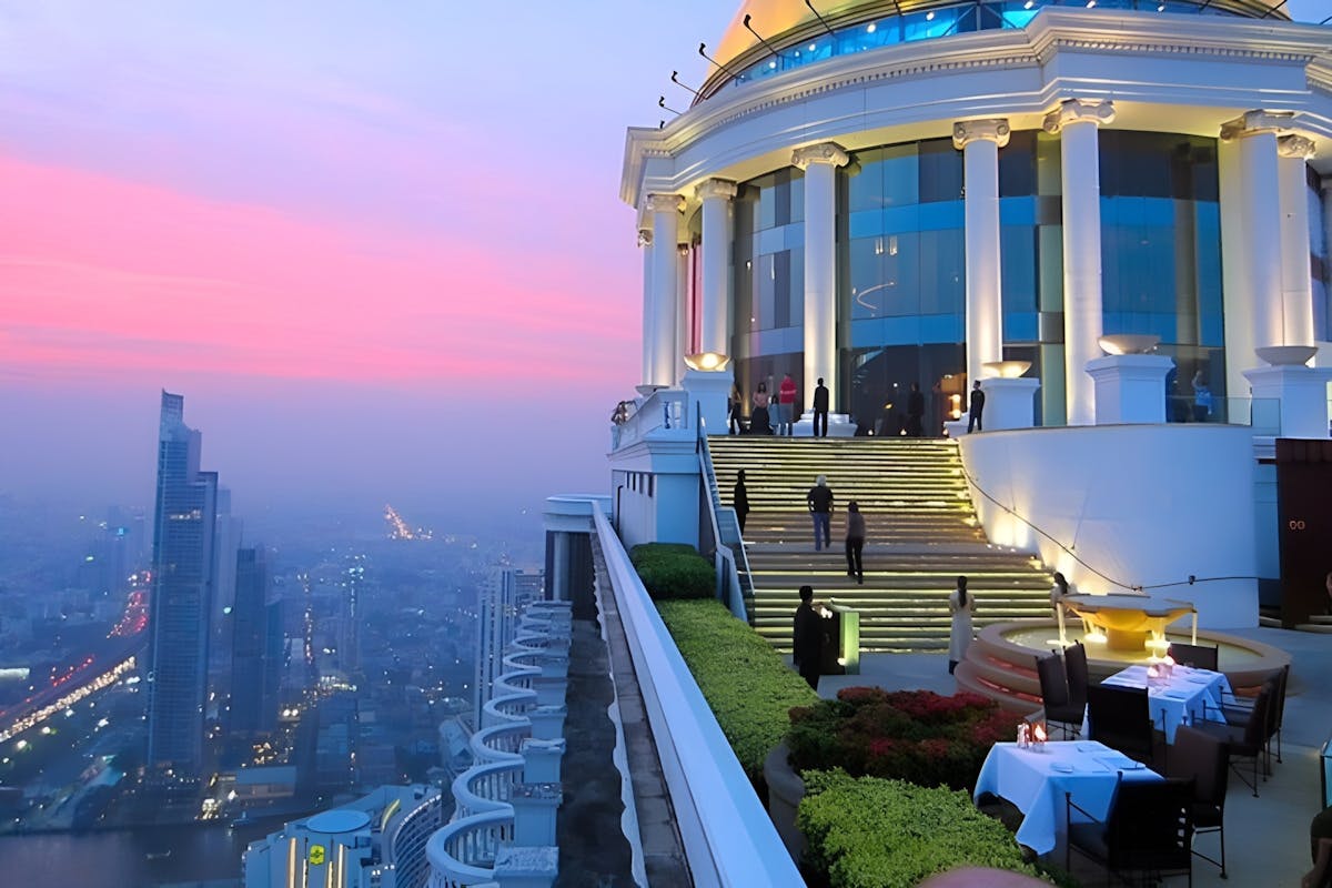 Dineren op het dak van de Lebua State Tower in Bangkok