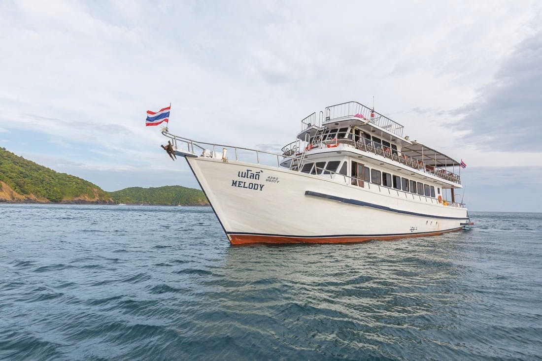 Boottocht bij zonsondergang in Phuket met barbecue en ophaalservice vanaf het hotel