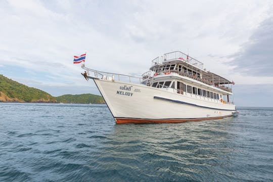 Boottocht bij zonsondergang in Phuket met barbecue en ophaalservice vanaf het hotel