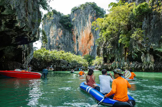 Escursione in canoa di un'intera giornata nella baia di Phang Nga con pranzo incluso, con partenza da Phuket