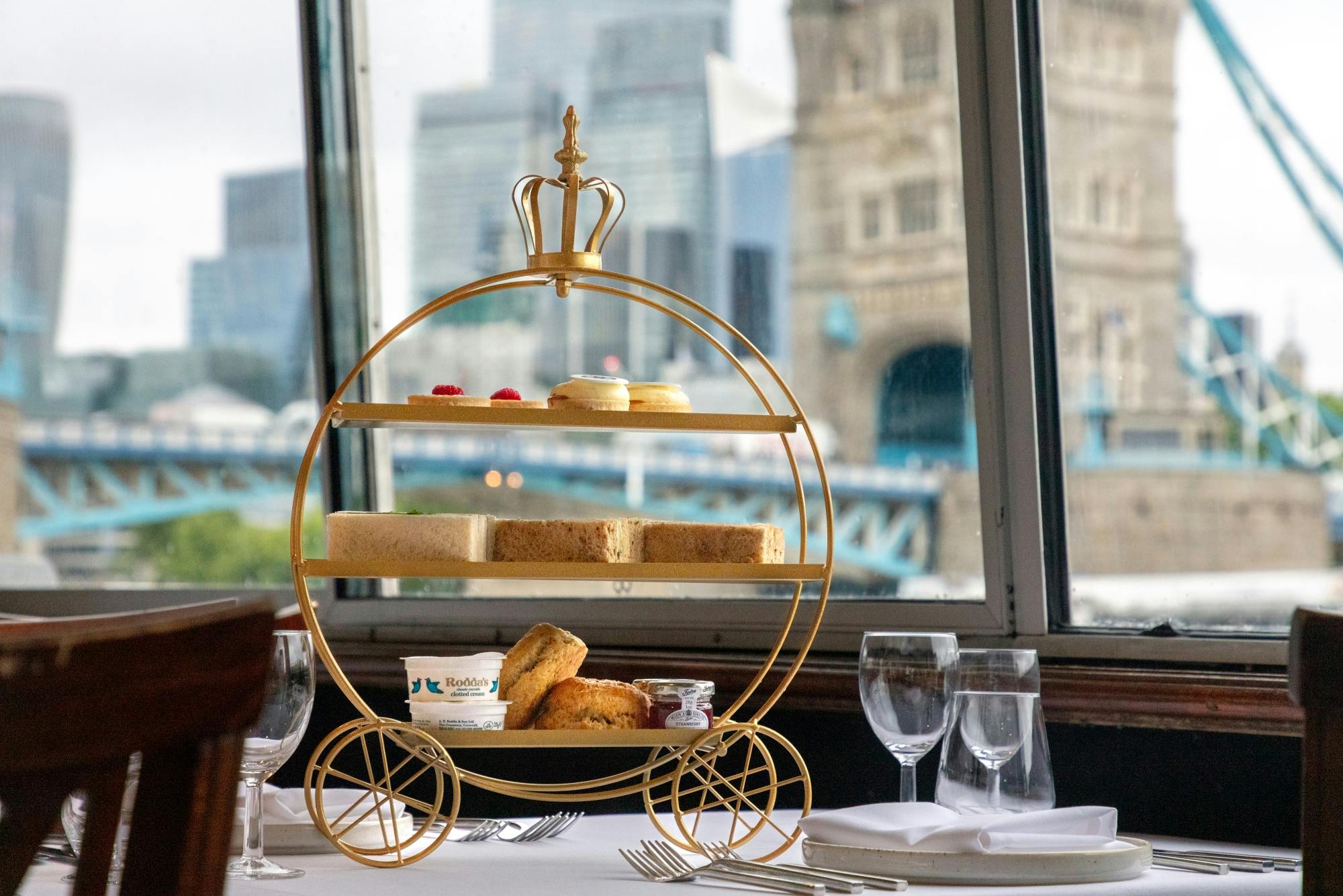 Bootsfahrt durch London mit Nachmittagstee oder einem Zwei-Gänge-Menü