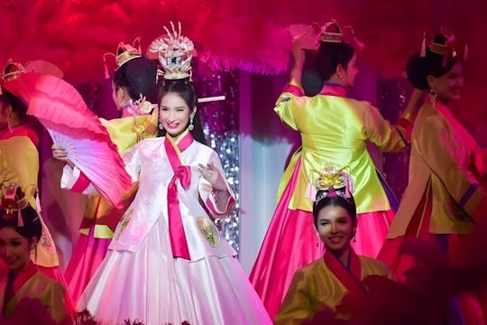 Espetáculo de cabaré noturno em Banguecoque com música e dança