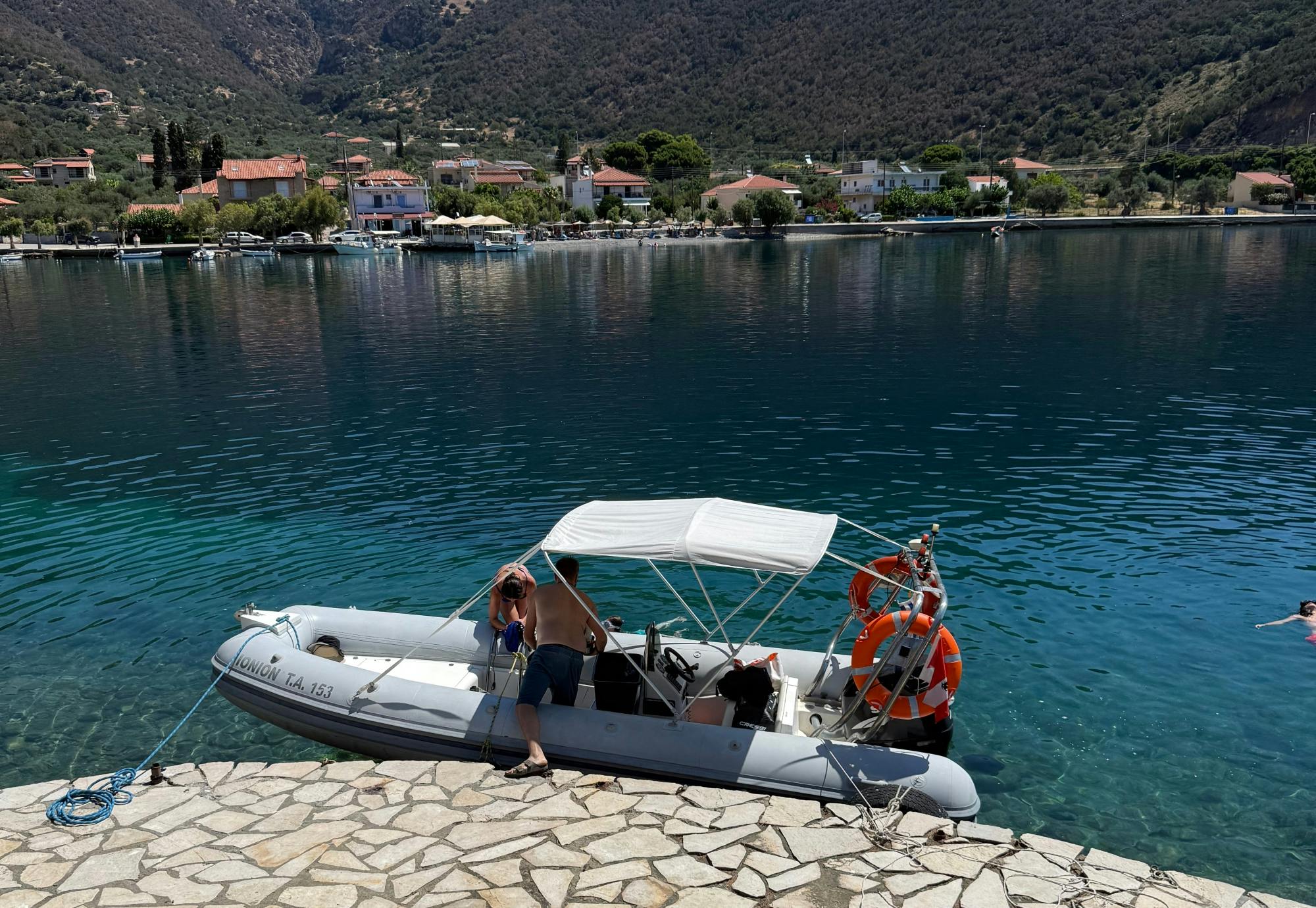 Halbtägige Bootsfahrt nach Trizonia