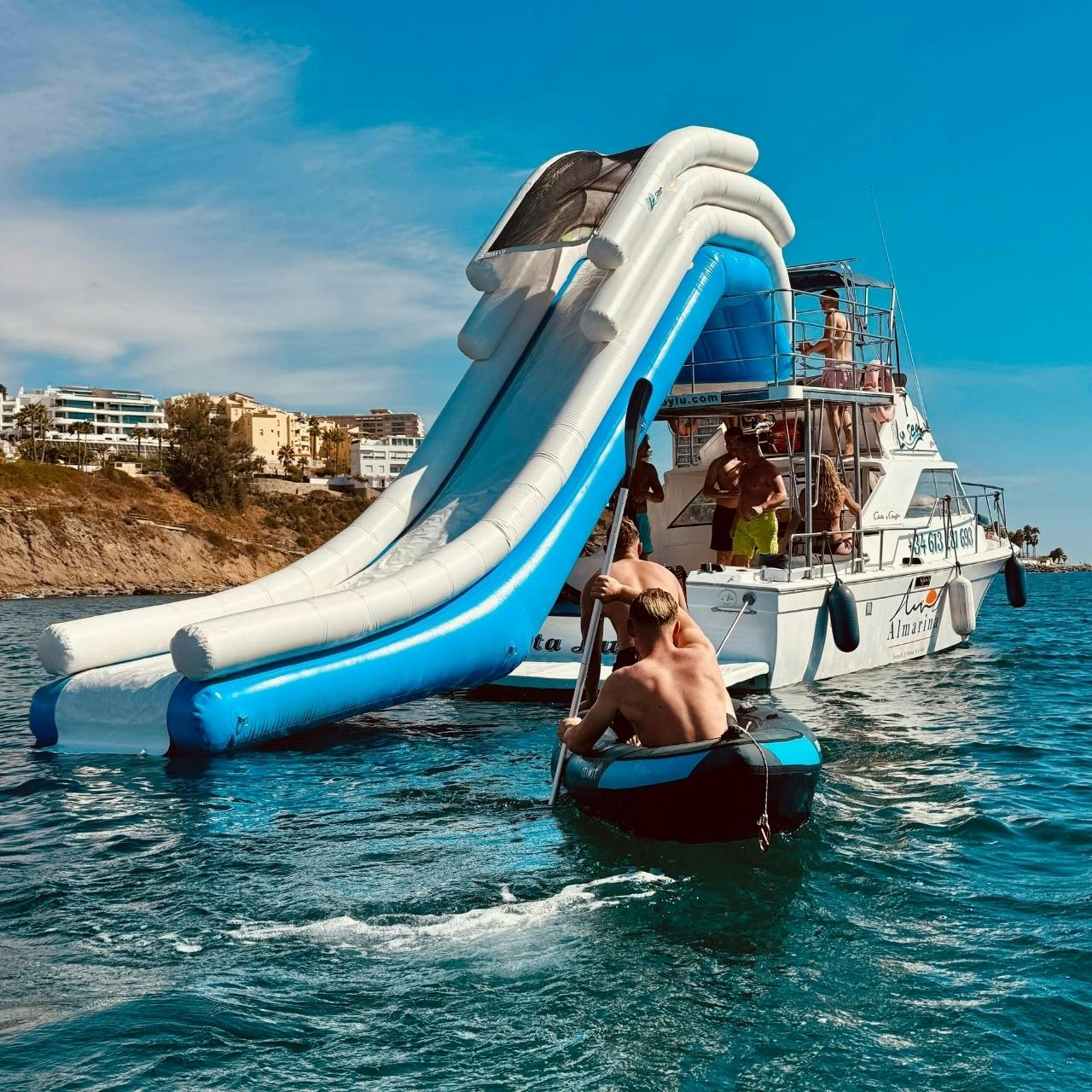 Excursion en bateau avec plongée en apnée, toboggan aquatique, activités et repas le midi